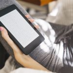 Tablet czy czytnik e-booków? Co wybrać do cyfrowego czytania?