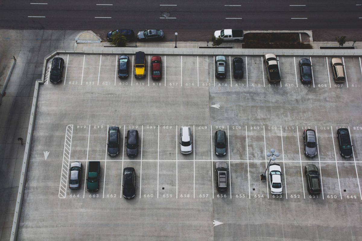 Czy spółdzielnia mieszkaniowa musi zapewnić miejsce parkingowe?