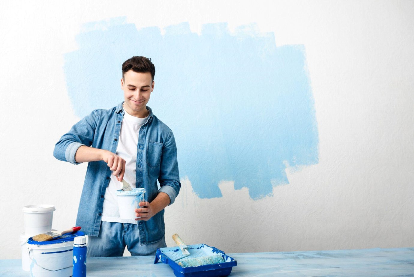 Jak pomalować pokój? Rodzaje emulsji do ścian i sufitów