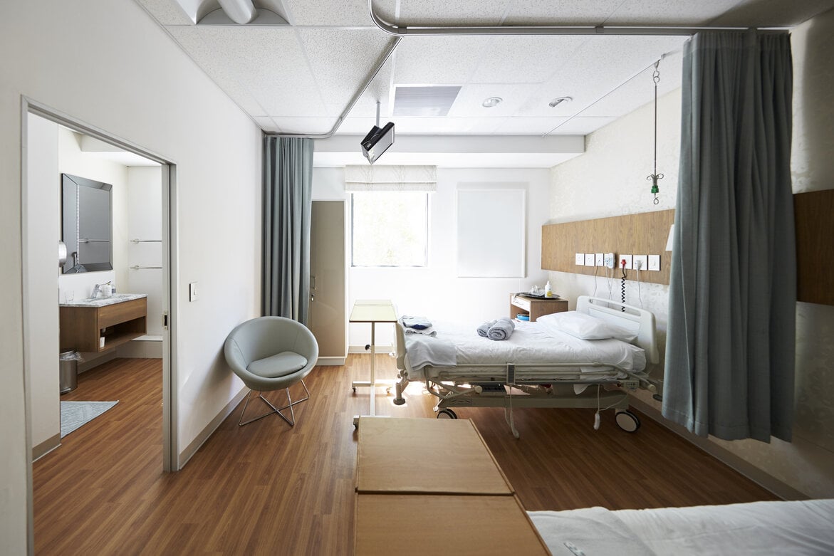 Łóżko rehabilitacyjne — jakie powinno mieć wyposażenie i funkcje
