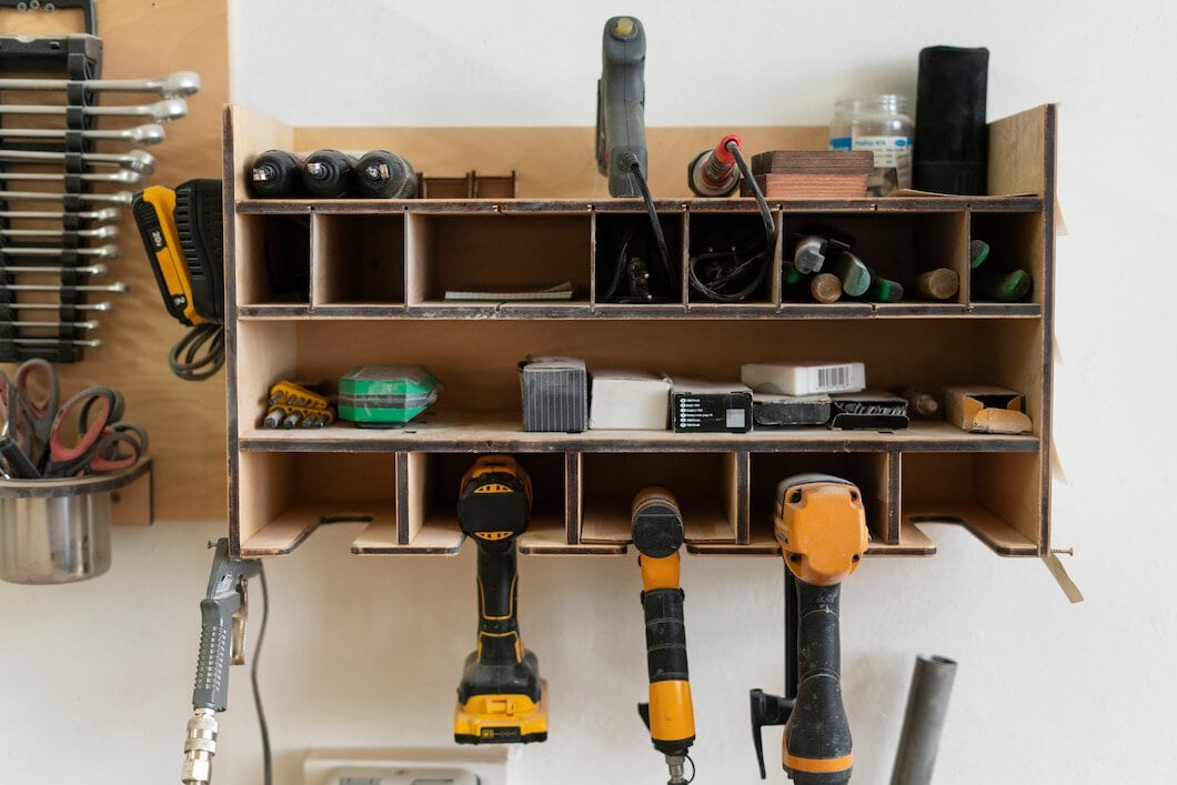 Jak samodzielny montaż drewnianego garażu jednostanowiskowego może zwiększyć przestrzeń do przechowywania narzędzi?
