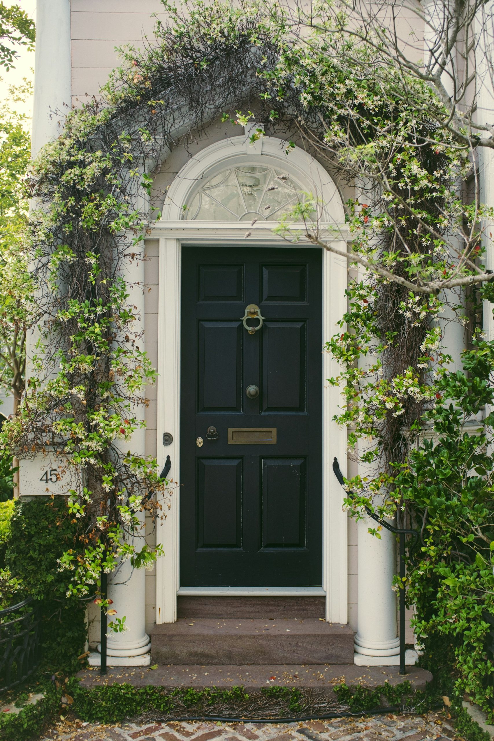 Okucia drzwiowe – jeden z najważniejszych elementów w stolarce drzwiowej