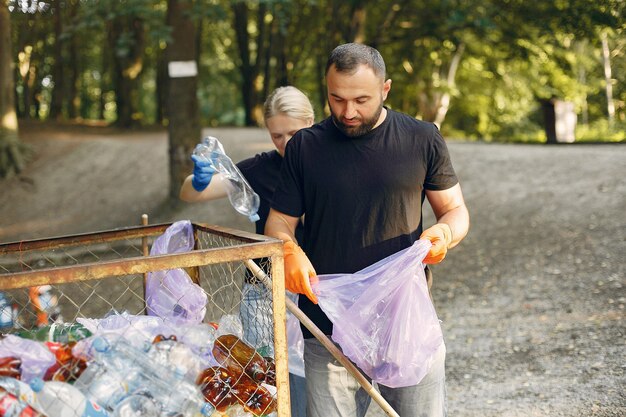 Jak wybrać odpowiednią firmę do odbioru i zagospodarowania odpadów?